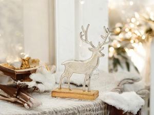 Estatuilla de Reno de metal elegante sobre base de madera perfecta para decoración navideña centro de mesa festivo o estilo de hogar de invierno - Product Image 2