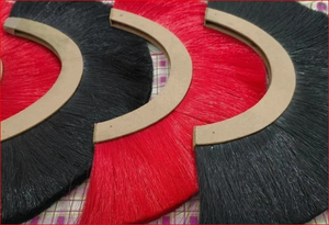 Juego de 4 Plumas de Crin Roja y Negra para Casco - Product Image 6