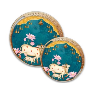 Plateau décoratif rond en métal profond, artisanal, avec motif de vache orientale peint à la main, couleur rose, pour la décoration de mariage et de la maison - Product Image 3