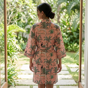 เสื้อคลุมกิโมโนผ้าฝ้ายพิมพ์ลายซาฟารีสำหรับผู้หญิง |   ชุดคลุมอาบน้ำพิมพ์ลายสัตว์ป่าสีชมพู |   ชุดนอนแขนยาวคอวี - Product Image 2