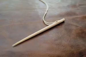 Aguja de Hueso Artesanal para Costura Creativa y Manualidades Naturales - Product Image 2