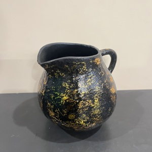 Florero Decorativo Moderno con Asa, Acabado en Negro y Dorado, Florero de Mesa de Aluminio - Product Image 4