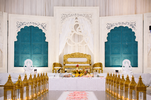 Decoración de Escenario para Boda Rajasthani Real con Paneles de Espejo Elegantes, Fondo de Escenario Nupcial Dorado de Lujo, Decoración de Escenario Personalizada - Product Image 5