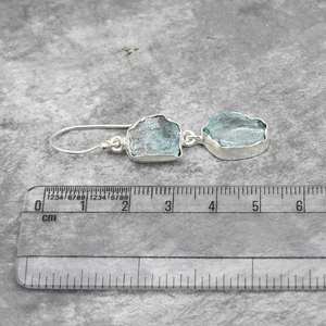 Boucles d'oreilles clous en aquamarine brute, argent sterling 925, bijoux artisanaux en pierres précieuses - Product Image 2