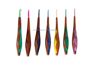 Crochet en résine et bois fabriqué à la main léger et plume comme produit d'aiguilles à coudre - Product Image 5