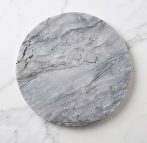 Tabla de Cortar Redonda Minimalista de Mármol Gris con Patrón de Vetas Naturales para Cortar y Servir - Product Image 1