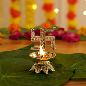 Diya de Latón Puro con Diseño de Swastika para Puja |   Diya, Símbolo Religioso para Sala de Oración, Templo, Mandir, Oficina - Product Image 4