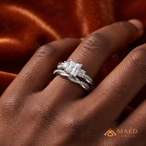 Anillo de Compromiso y Boda de Moissanita con Corte Princesa en Tono Plateado, con Piedras Laterales Redondas Engastadas en Pavé, Joyería de Regalo para Ella - Product Image 5