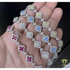 กำไลข้อมือเทนนิสลายใบโคลเวอร์สี่แฉกหลากสีสำหรับผู้หญิงและทุกเพศ ทำจากเงินแท้ 925 ประดับด้วยโมอิสซาไนต์เคลื่อนเรียงเป็นกลุ่ม ชุบทอง 18K - Product Image 3