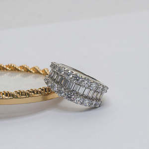 Anillo de Boda Clásico de Plata de Ley 925 con Moissanita de Corte Baguette y Corte Brillante, Media Eternidad, 3 Filas, 4.40 TCW, Multicolor - Product Image 3