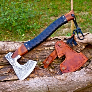 Axe Viking à barbe faite à la main par A&M ENTERPRISES avec tête en acier gravée en profondeur, manche en bois enveloppé de cuir noir tressé - Product Image 1