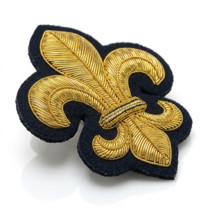 Écusson de blazer personnalisé brodé à la main en tissu de luxe avec fil de soie doré, motif fleur-de-lis, épingle de sûreté, écologique et métallique - Product Image 2