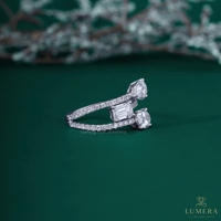 Anillo de diamantes cultivados en laboratorio con piedras múltiples en forma de pera, esmeralda y diamante ovalado, anillo de tres piedras con banda micro pavé abierta, anillo de regalo de aniversario