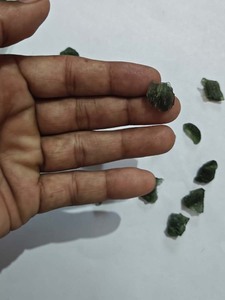Pierres précieuses de Moldavite brute faites à la main, pierres brutes vertes naturelles, fournitures de fabrication de bijoux en cristal, vente en gros - Product Image 3