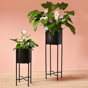 Macetero moderno de metal negro con soporte, ideal para exhibir plantas en macetas en interiores, en oficinas, salas de estar o pasillos. - Product Image 4
