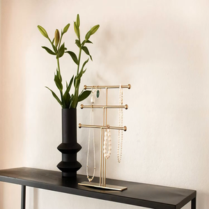 Vase de table noir avec surface en fer texturé pour arrangements floraux décoratifs dans le salon, le bureau ou la cuisine - Product Image 1