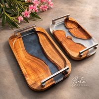 Plateau de service rectangulaire moderne en bois et résine époxy fait main par Bela Artisan, avec poignées métalliques, design rivière de luxe, pour thé, café et nourriture