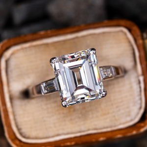 Bague de fiançailles en moissanite taille émeraude, sertie clos, or jaune massif, solitaire 2 carats, classique pour femme - Product Image 1