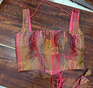 Blouse de sari rose en brocart patchwork style corset avec bonnets rembourrés - Product Image 2