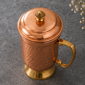Mug vintage en cuivre martelé avec couvercle et poignée dorée – Vaisselle écologique pour la maison, les restaurants et la restauration - Product Image 1