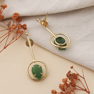Pendientes de tuerca de latón chapado en oro de 18 quilates con gema verde, engaste de bisel, hechos a mano, estilo étnico para mujer - Product Image 3