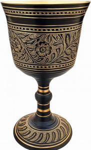 Copa de Latón Esmaltado en Negro con Grabado Floral Dorado, Cuenco Ancho y Pedestal Decorativo, Copa Ceremonial de Lujo - Product Image 3