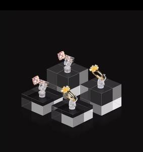 Cube en verre transparent de bloc de logo de cube en acrylique élégant avec la base de support d'affichage de vitrine d'anneau de présentoir de bijoux d'affichage d'affichage de présentoir de marque - Product Image 4