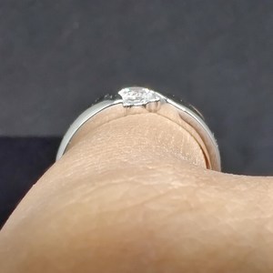 Bague audacieuse unisexe en or blanc 14 carats avec diamant rond de 0,41 carat cultivé en laboratoire, idéale comme cadeau surprise pour les amoureux ou pour les mariages. - Product Image 5