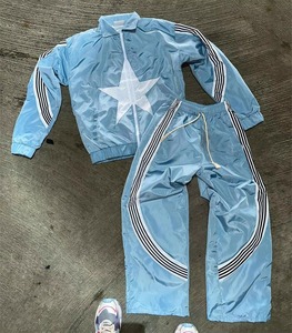 Ensemble de survêtement d'hiver personnalisé pour homme avec capuche, veste coupe-vent en coton biologique et pantalon de jogging - Product Image 3