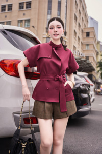 เสื้อโค้ทเทรนช์ผ้าทวิลล์สีเบอร์กันดีสำหรับผู้หญิง พร้อมเข็มขัดผ้าแบบถอดได้ คอสูง แขนสั้น เหมาะสำหรับฤดูใบไม้ร่วงและฤดูหนาว รุ่น ETHAN - Product Image 6