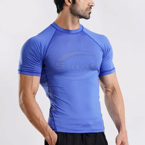 Camiseta de compresión ligera y ajustada para hombre, camiseta de compresión de color sólido de alta calidad para entrenamiento. - Product Image 3
