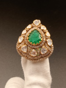 Anillo de Cóctel Floral con Esmeralda de Amaira Jewels, Chapado en Oro de 18K para Mujer, con Engaste Pavé, Estilo Clásico Vintage, Joyería para Boda o Compromiso - Product Image 2