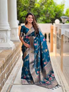 Sari en soie Banarasi spécial des fêtes avec un style de pallu à franges - Product Image 2