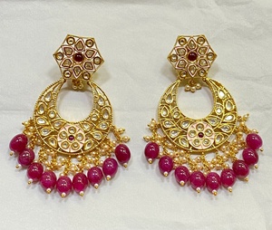 Pendientes Kundan de Latón Chapado en Oro de 22K con Perlas Naturales y Rubíes Polki, Joyería Tradicional India para Novias - Product Image 1