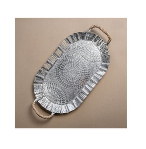 Plateau de service en métal martelé au design classique, de qualité supérieure, pour hôtels et cuisines, idéal pour les aliments, les collations et le chocolat. - Product Image 5