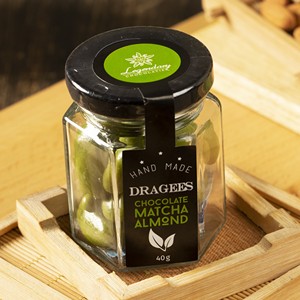 Dragées au chocolat matcha premium avec amandes pour cadeaux d'entreprise dans une boîte personnalisée - Product Image 1