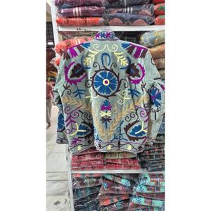 เสื้อโค้ทกำมะหยี่ทอมือลายซูซานีสุดหรู แบบสองด้าน ปักลายดอกไม้สไตล์โบโฮ แจ็คเก็ตวินเทจสำหรับผู้หญิง เสื้อคลุมฤดูหนาวสุดโดดเด่น - Product Image 1