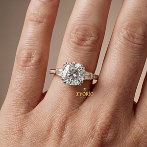 Anillo de Compromiso y Boda de Lujo con Diamante de Corte Cojín de 2.65ct, Piedras Laterales Baguette, Chapado en Plata 925, VS1, Color Incoloro EF, Cultivado en Laboratorio - Product Image 4