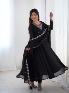 ชุดเดรส Anarkali ผ้าจอร์เจตต์เนื้อหนาปักลายลูกปัดและงานปักดิ้นทอง พร้อมผ้าคลุมไหล่แบบ Latkan ขนาดใหญ่ 6 ครึ่งเมตร และกางเกงขายาว - Product Image 3