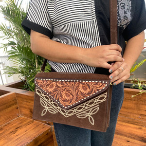 Sac à bandoulière élégant en cuir suédé fabriqué à la main pour femmes avec rabat floral en cuir de vachette sac à bandoulière portable - Product Image 2