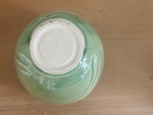 Vase décoratif en céramique artisanale avec glaçure vert sauge doux et texture sculptée, idéal pour la décoration intérieure moderne - Product Image 2