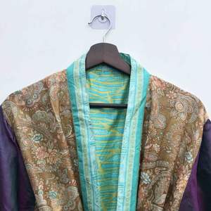 Robe Kimono en Soie Élégante pour Femme - Collection Printemps/Été, Idéale pour la Plage et les Soirées, Design Patchwork Inspiré des Saris Indiens, Vêtement de Nuit Doux - Product Image 3
