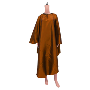 Cape de coiffure professionnelle marron en polyester résistante à l'eau, avec fermeture à bouton-pression réglable, réutilisable pour salon de coiffure - Product Image 3