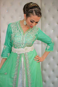 Caftán verde mar con cuello en V y mangas cortas con cuentas plateadas funciona con cinturón blanco - Product Image 2