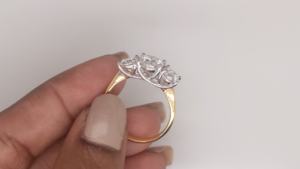 แหวนหมั้นเพชรโมอิสซาไนต์ทรงสามเม็ด 2 กะรัต ยี่ห้อ Lurba Jewels สำหรับผู้หญิง ทองคำขาว/ทองคำเหลือง 14K แท้ รับรองโดย IGI หรูหรา - Product Image 5