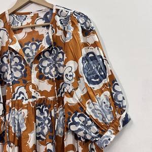 Túnica Formal de Algodón Ecológico con Estampado Floral Hecho a Mano, Cuello en V, Manga 3/4, Encaje y Volantes, Lavable y Resistente a las Arrugas - Product Image 3