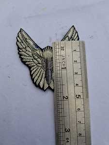 Broches brodées à la main en fil de soie doré et argenté - Broche de coléoptère ailé en fil de soie - Broderie 3D d'insectes de luxe - Product Image 5