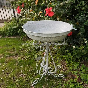 Bain d'oiseaux élégant en métal avec une finition artisanale soignée, idéal pour la décoration de jardin, attirant les oiseaux et embellissant le paysage. - Product Image 5