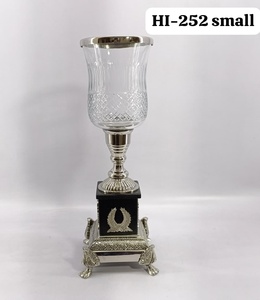 Esthétique en verre taillé de qualité supérieure associée à un support à bougie en aluminium moulé léger et durable - Product Image 3