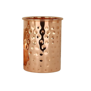 Vaso de cobre de estilo holístico con brillo natural y un toque ecológico, diseñado para beber agua pura y para rituales de bienestar. - Product Image 3